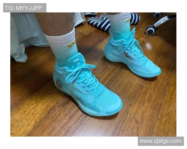 足球明星球场穿搭解析 球袜搭配展现个人风格与舒适体验